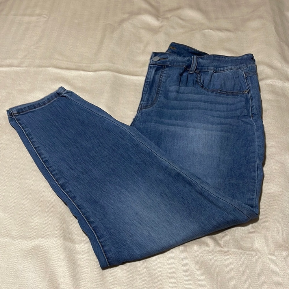 ⭐️Maurices skinny jeans.   Size 18
